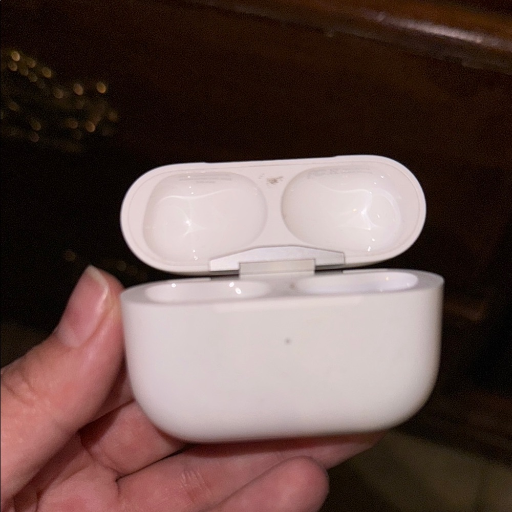AirPods Max White Wireless Earbuds Case no buds